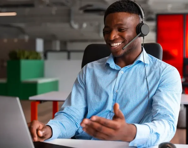personne-au-bureau-pendant-une-journee-de-travail